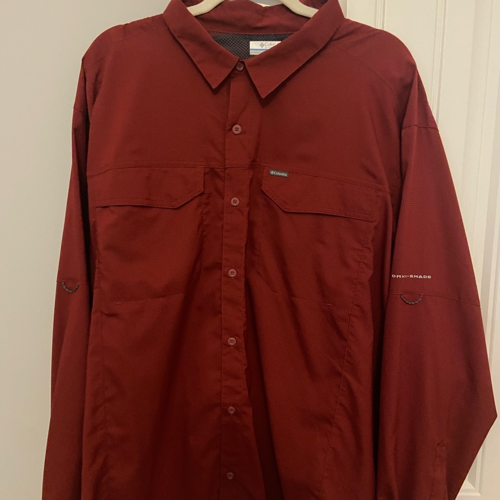 LIKE NEW!! COLUMBIA BUTTON DOWN!